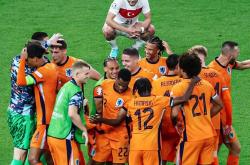 开云体育-荷兰队火力全开，欧预赛击败对手晋级