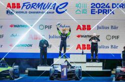 开云体育-选手获得历史性胜利,登上领奖台