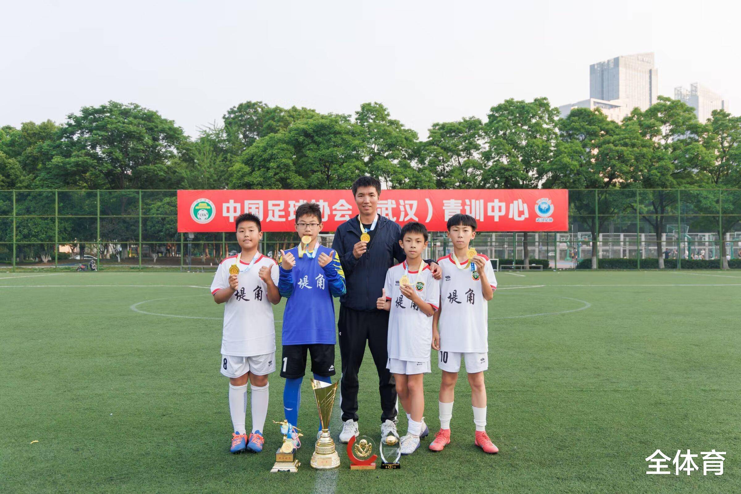 职业足球运动员在场上努力奋斗,带领队伍取胜的简单介绍 职业足球运动员在场上努力奋斗,带领队伍取胜的简单介绍