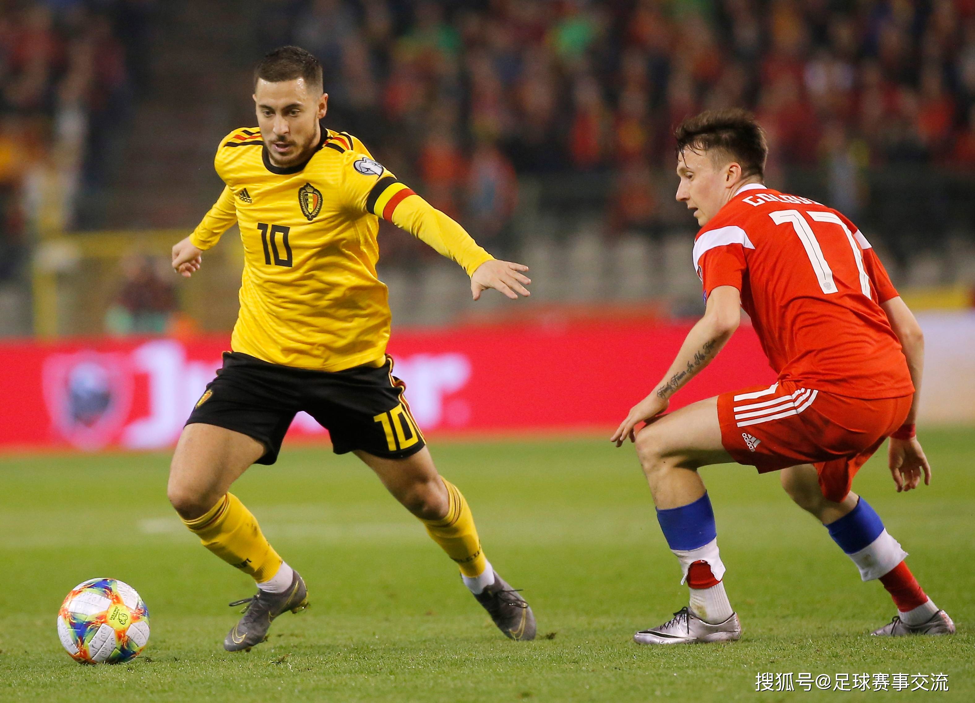 足球赛场精彩连连!巅峰对决让人热血沸腾的简单介绍 足球赛场精彩连连!巅峰对决让人热血沸腾的简单介绍