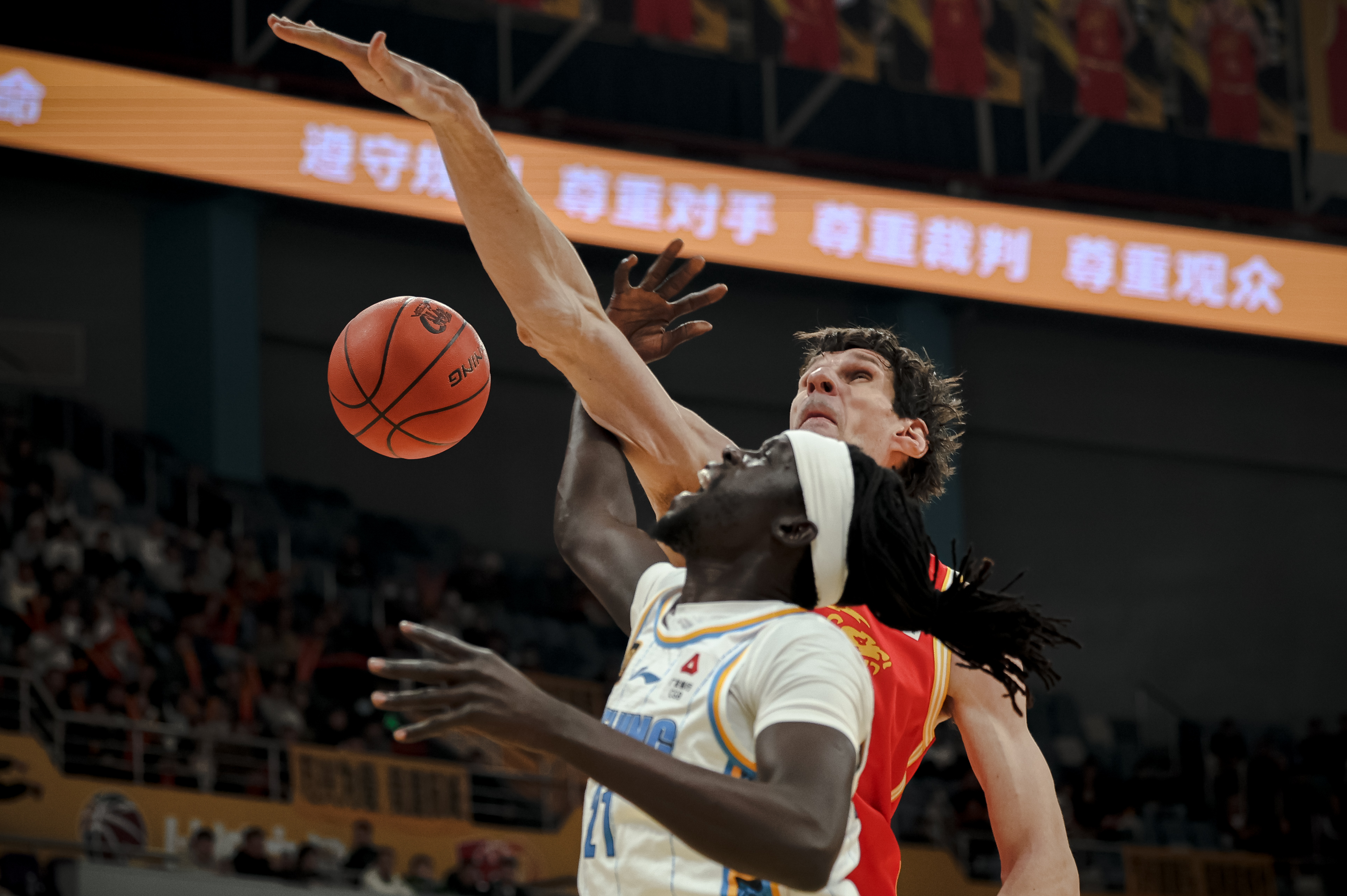 关于精彩绝伦的对决，赛场上出现多次逆转的信息