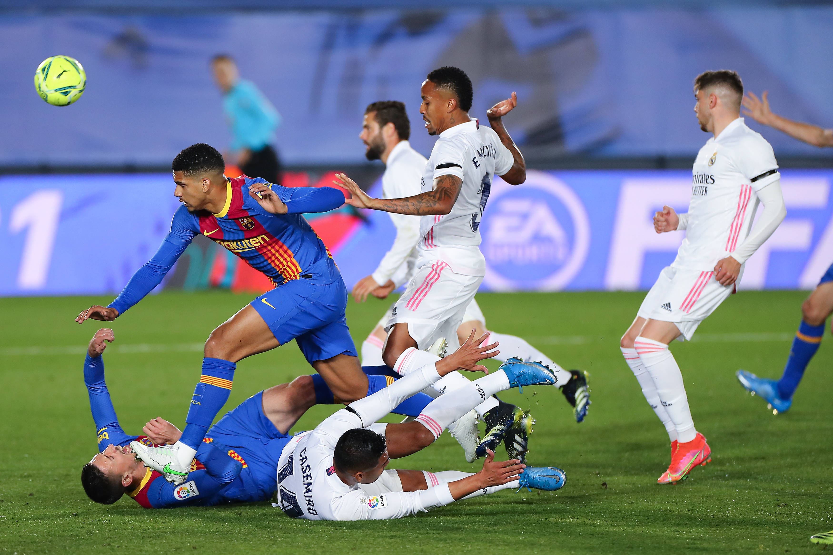 关于皇马巴萨上演经典战役,胜负难分的信息 关于皇马巴萨上演经典战役,胜负难分的信息