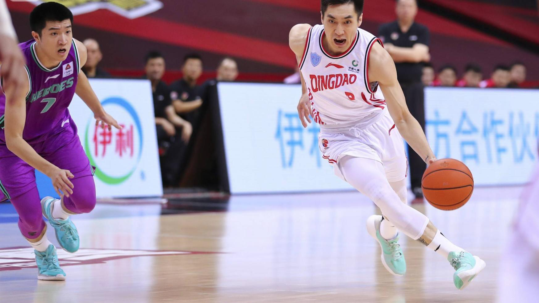 新人控卫完成梦幻上篮,获得全场欢呼 新人控卫完成梦幻上篮,获得全场欢呼