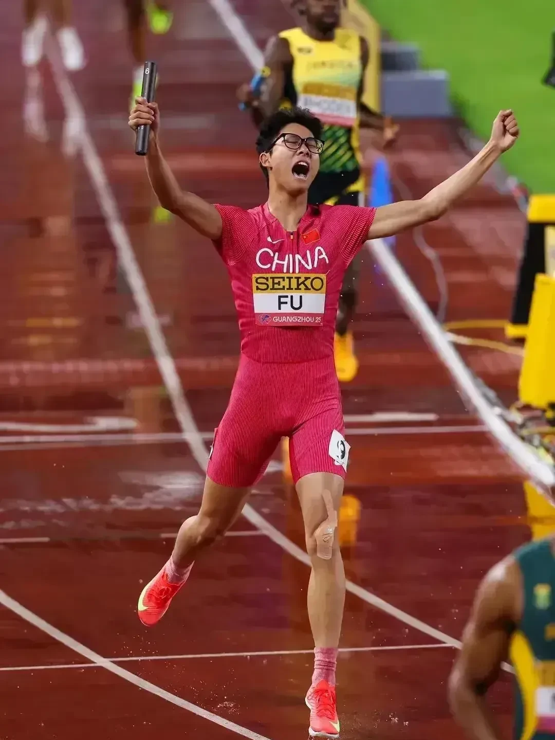 田径比赛中选手跃起飞跃刷新世界纪录 田径比赛中选手跃起飞跃刷新世界纪录