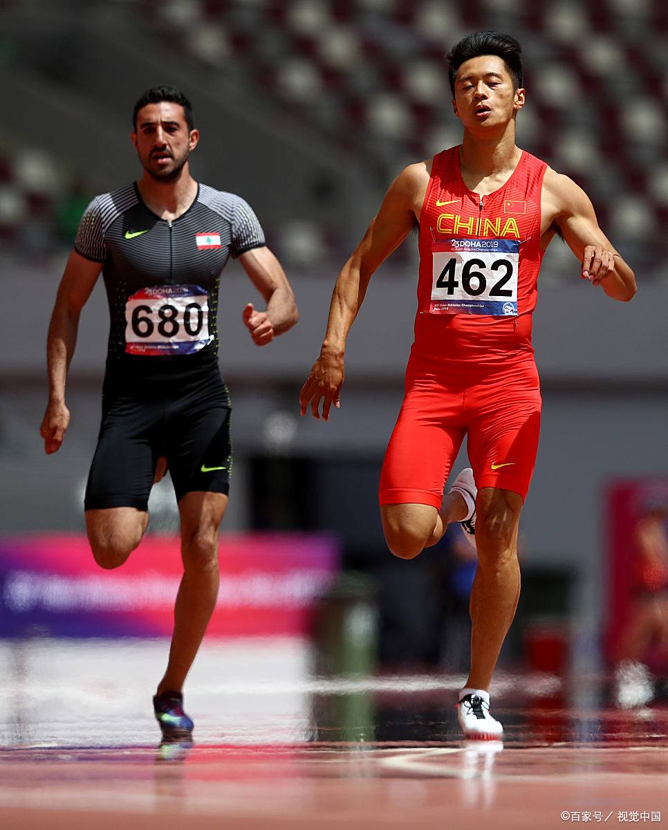 田径比赛中选手跃起飞跃刷新世界纪录 田径比赛中选手跃起飞跃刷新世界纪录