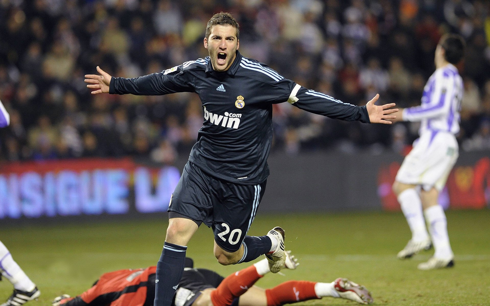 战术的胜利与巨星的觉醒，从牙买加压制哥伦比亚到巴尔韦德德甲封神之战